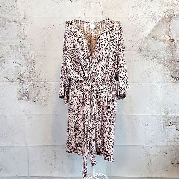 Secret Treasures Other - Secret Treasures robe lightweight pink leopard print Women's Size L
